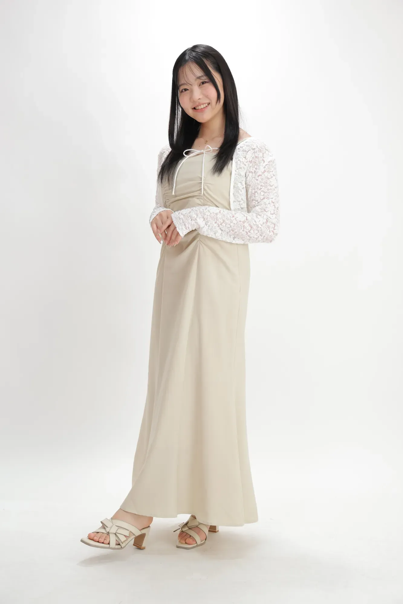 全身・白ドレスの落ち着いた立ち姿