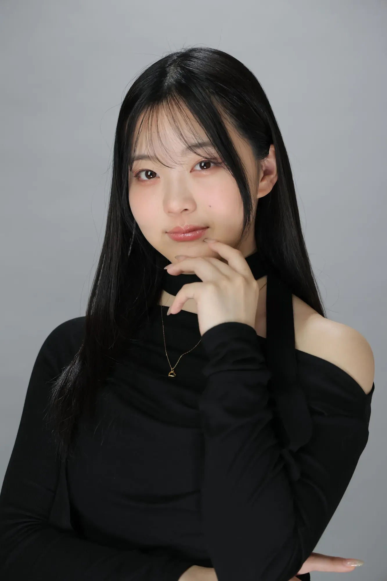 楠本さくら バストアップ・黒トップ(スタジオ)